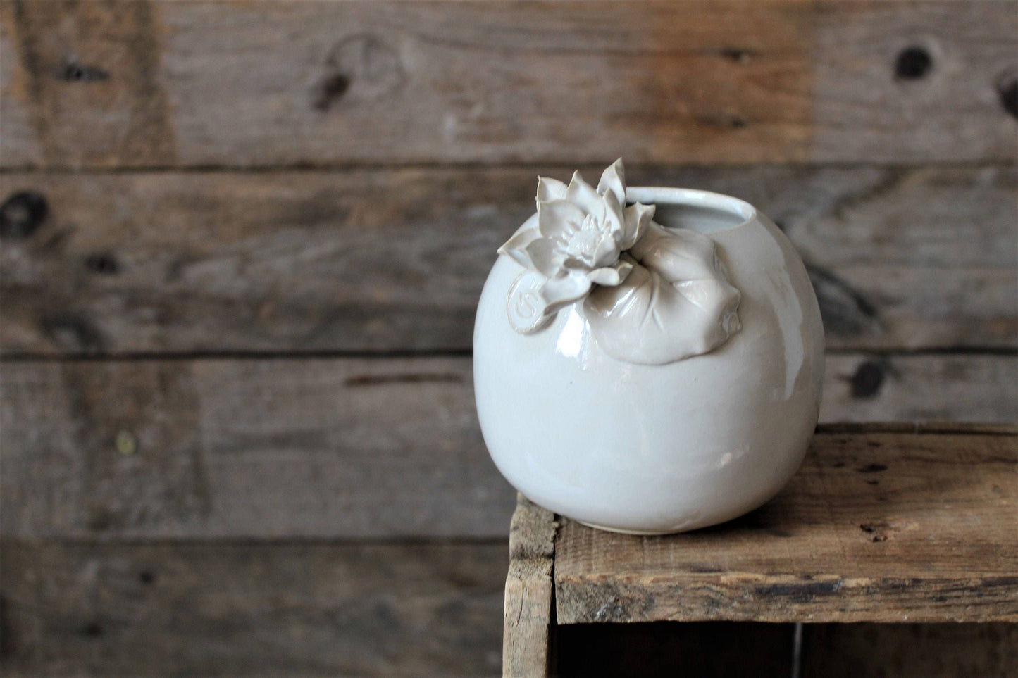 Ninfea - stoneware vase with water lily flower