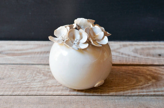 Romantic spherical white stoneware vase with 4 petals flowers